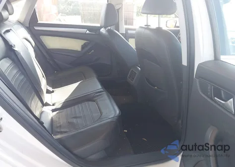 2015 Volkswagen Passat 1.8T Se z USA, uszkodzony, nr VIN 1VWBS7A31FC075556